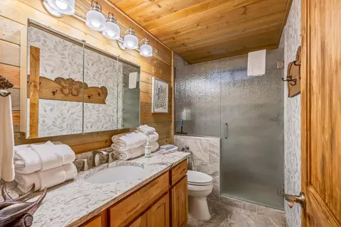 Bath - 53709 Riverview Dr, La Pine, OR 97739 photo 1 of 2