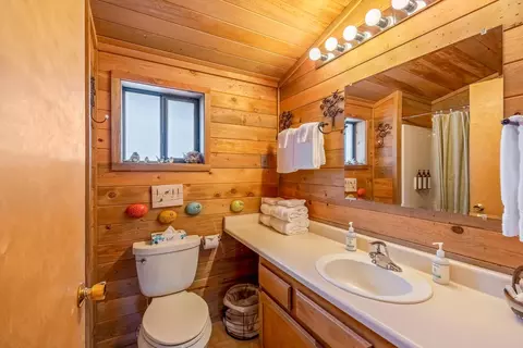 Bath - 53709 Riverview Dr, La Pine, OR 97739 photo 2 of 2