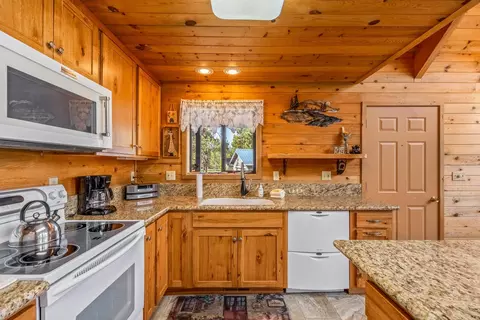 Kitchen - 53709 Riverview Dr, La Pine, OR 97739 photo 3 of 3