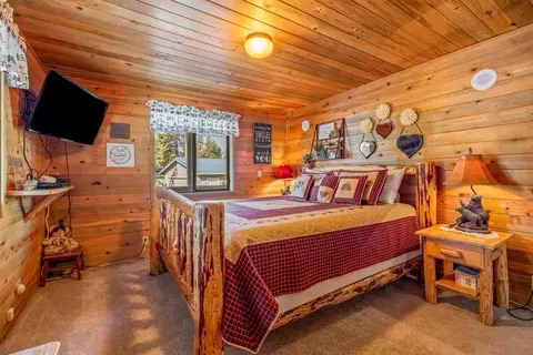 Bedroom - 53709 Riverview Dr, La Pine, OR 97739 photo 1 of 6