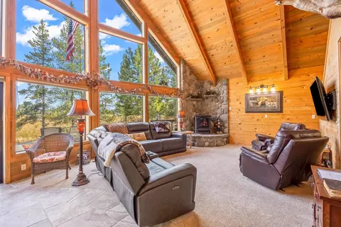 Living - 53709 Riverview Dr, La Pine, OR 97739 photo 2 of 3