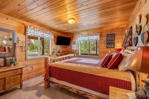 Bedroom - 53709 Riverview Dr, La Pine, OR 97739 photo 2 of 6