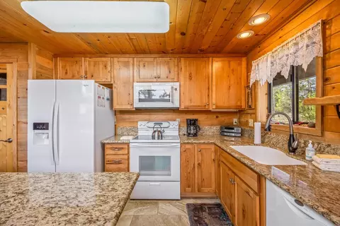 Kitchen - 53709 Riverview Dr, La Pine, OR 97739 photo 2 of 3