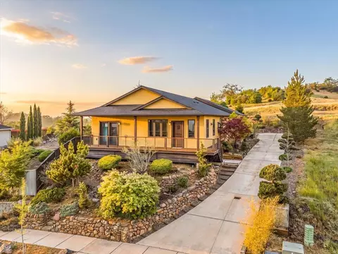 4351 Vista Pointe Dr, Medford, OR 97504