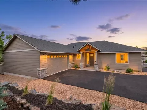 623 Goshawk Dr, Redmond, OR 97756