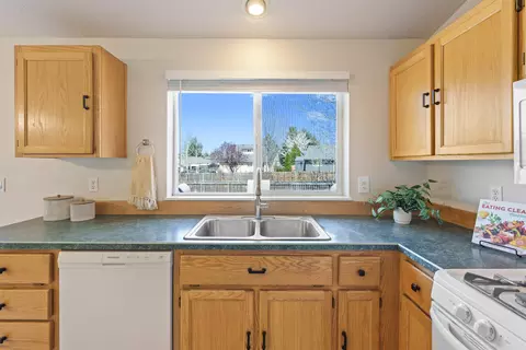 Kitchen - 63266 Gallop Ct, Bend, OR 97701 photo 2 of 4