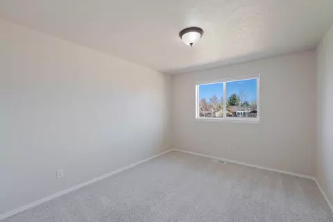 Bedroom - 63266 Gallop Ct, Bend, OR 97701 photo 3 of 4