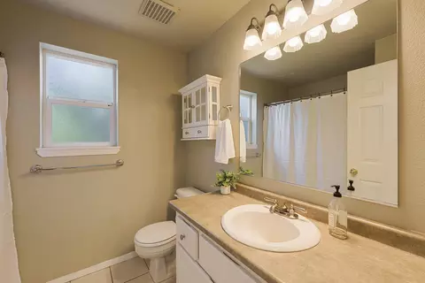 Bath - 63266 Gallop Ct, Bend, OR 97701 photo 2 of 2