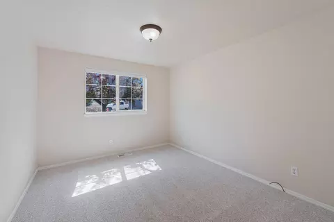 Bedroom - 63266 Gallop Ct, Bend, OR 97701 photo 4 of 4