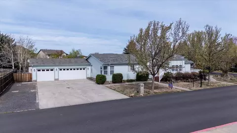 533 NE Shoshone Dr, Redmond, OR 97756