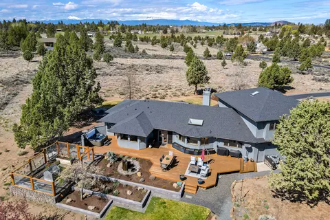 61280 Mountain Breezes Ct, Bend, OR 97702