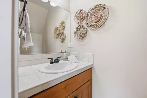 Bath - 912 E Timber Pine Dr, Sisters, OR 97759 photo 1 of 4