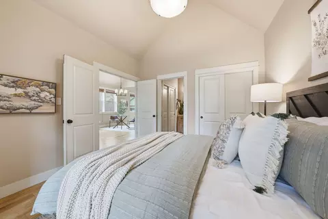 Bedroom - 912 E Timber Pine Dr, Sisters, OR 97759 photo 3 of 7