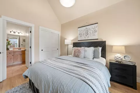 Bedroom - 912 E Timber Pine Dr, Sisters, OR 97759 photo 2 of 7