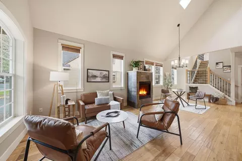 Living - 912 E Timber Pine Dr, Sisters, OR 97759 photo 1 of 2