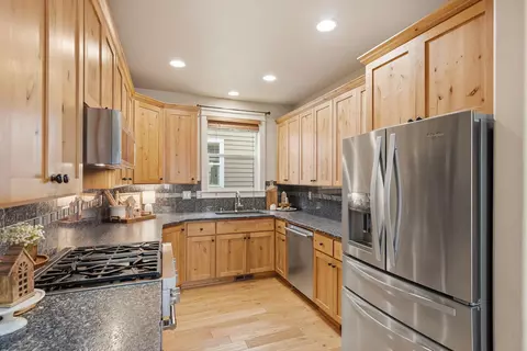 Kitchen - 912 E Timber Pine Dr, Sisters, OR 97759 photo 2 of 4