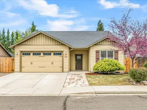 707 Sweethome Pl, Medford, OR 97504