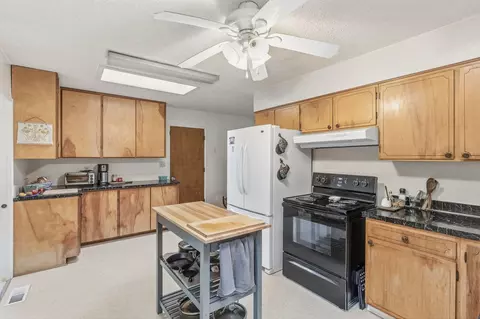 Kitchen - 1625 Cedar Flat Rd, Williams, OR 97544 photo 2 of 5