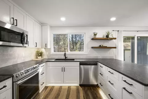 Kitchen - 18949 Baker Rd, Bend, OR 97702 photo 2 of 3