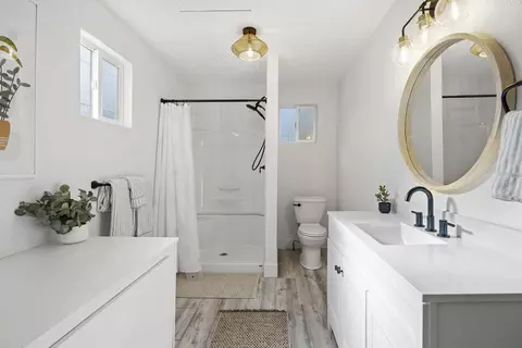 Bath - 18949 Baker Rd, Bend, OR 97702 photo 2 of 2