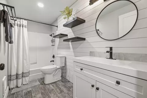 Bath - 18949 Baker Rd, Bend, OR 97702 photo 1 of 2