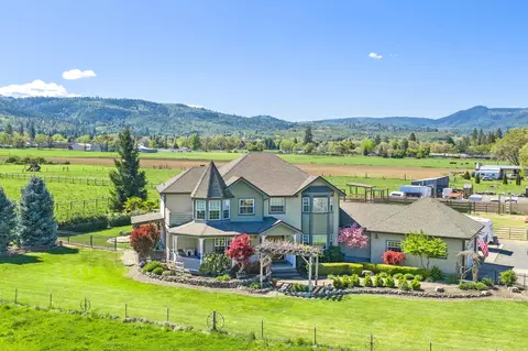 826 Oak Grove Rd, Medford, OR 97501
