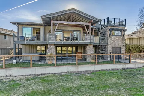 67 Fairway Cir, Medford, OR 97504