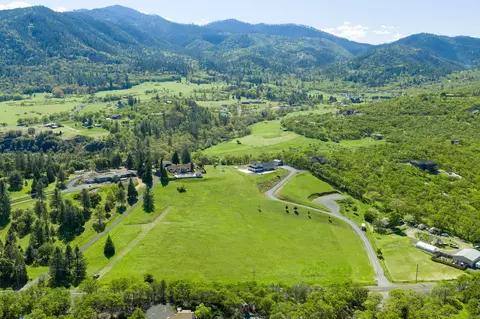 4077 Pioneer Rd #., Medford, OR 97501