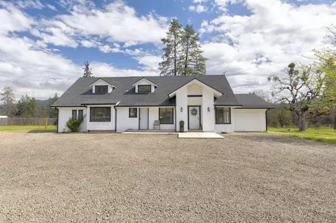 683 Rockwood Ln, Eagle Point, OR 97524