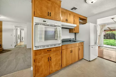 Kitchen - 146 Sharon Dr, Phoenix, OR 97535 photo 2 of 4