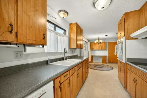 Kitchen - 146 Sharon Dr, Phoenix, OR 97535 photo 4 of 4