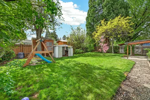 Exterior - 146 Sharon Dr, Phoenix, OR 97535 photo 7 of 9