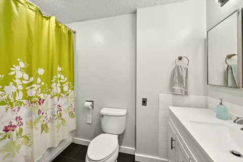 Bath - 146 Sharon Dr, Phoenix, OR 97535 photo 2 of 3