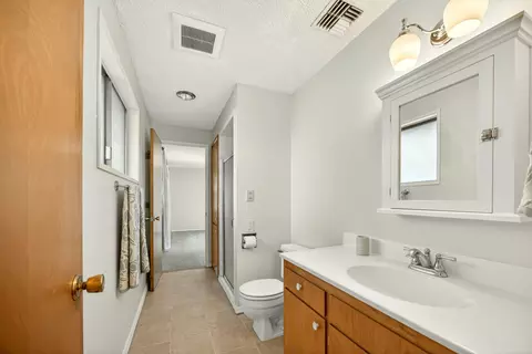 Bath - 146 Sharon Dr, Phoenix, OR 97535 photo 3 of 3