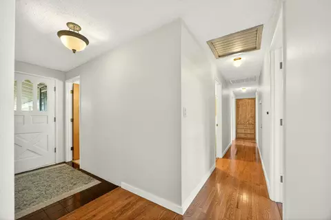 Entry Way - 146 Sharon Dr, Phoenix, OR 97535 photo 2 of 4