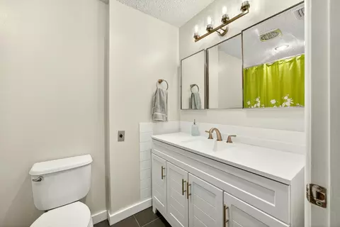 Bath - 146 Sharon Dr, Phoenix, OR 97535 photo 1 of 3