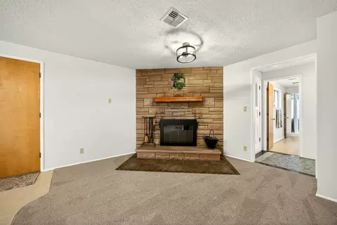 Living - 146 Sharon Dr, Phoenix, OR 97535 photo 2 of 4