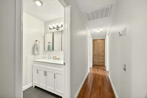 Entry Way - 146 Sharon Dr, Phoenix, OR 97535 photo 3 of 4