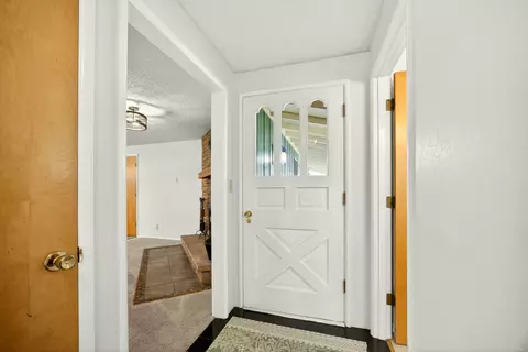 Entry Way - 146 Sharon Dr, Phoenix, OR 97535 photo 1 of 4