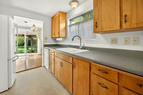 Kitchen - 146 Sharon Dr, Phoenix, OR 97535 photo 1 of 4