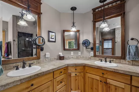 Bath - 55162 Lazy Riv, Bend, OR 97707 photo 3 of 4