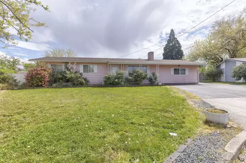 207 Holiday Ln, Central Point, OR 97502