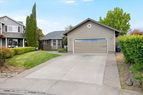 1443 Matthews Pl, Medford, OR 97504