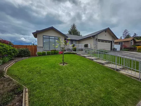 909 NW Regent Dr, Grants Pass, OR 97526