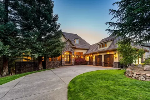 5637 Saddle Ridge Dr, Medford, OR 97504