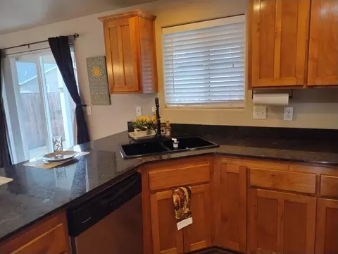 Kitchen - 3577 Yah Way, White City, OR 97503 photo 5 of 11