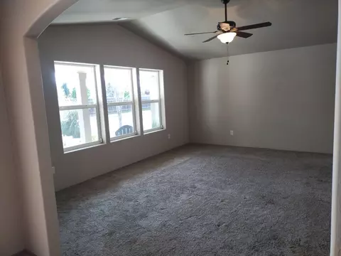 Living - 3577 Yah Way, White City, OR 97503 photo 4 of 6