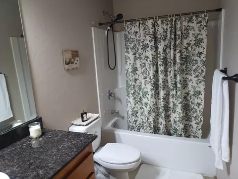 Bath - 3577 Yah Way, White City, OR 97503 photo 3 of 5