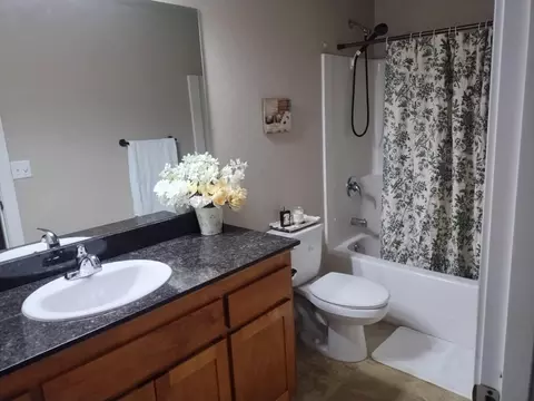 Bath - 3577 Yah Way, White City, OR 97503 photo 1 of 5
