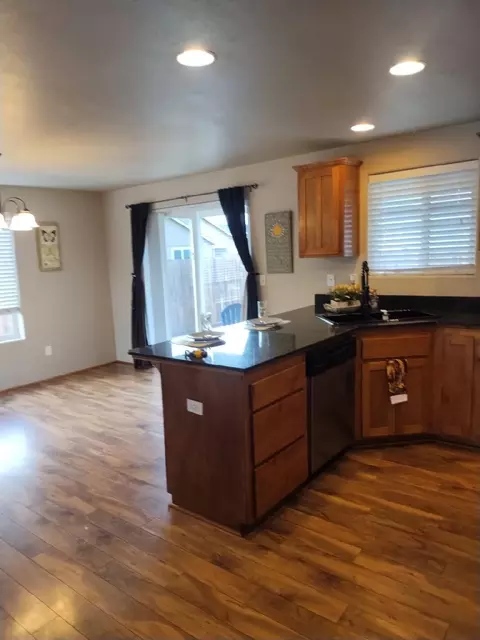 Kitchen - 3577 Yah Way, White City, OR 97503 photo 7 of 11